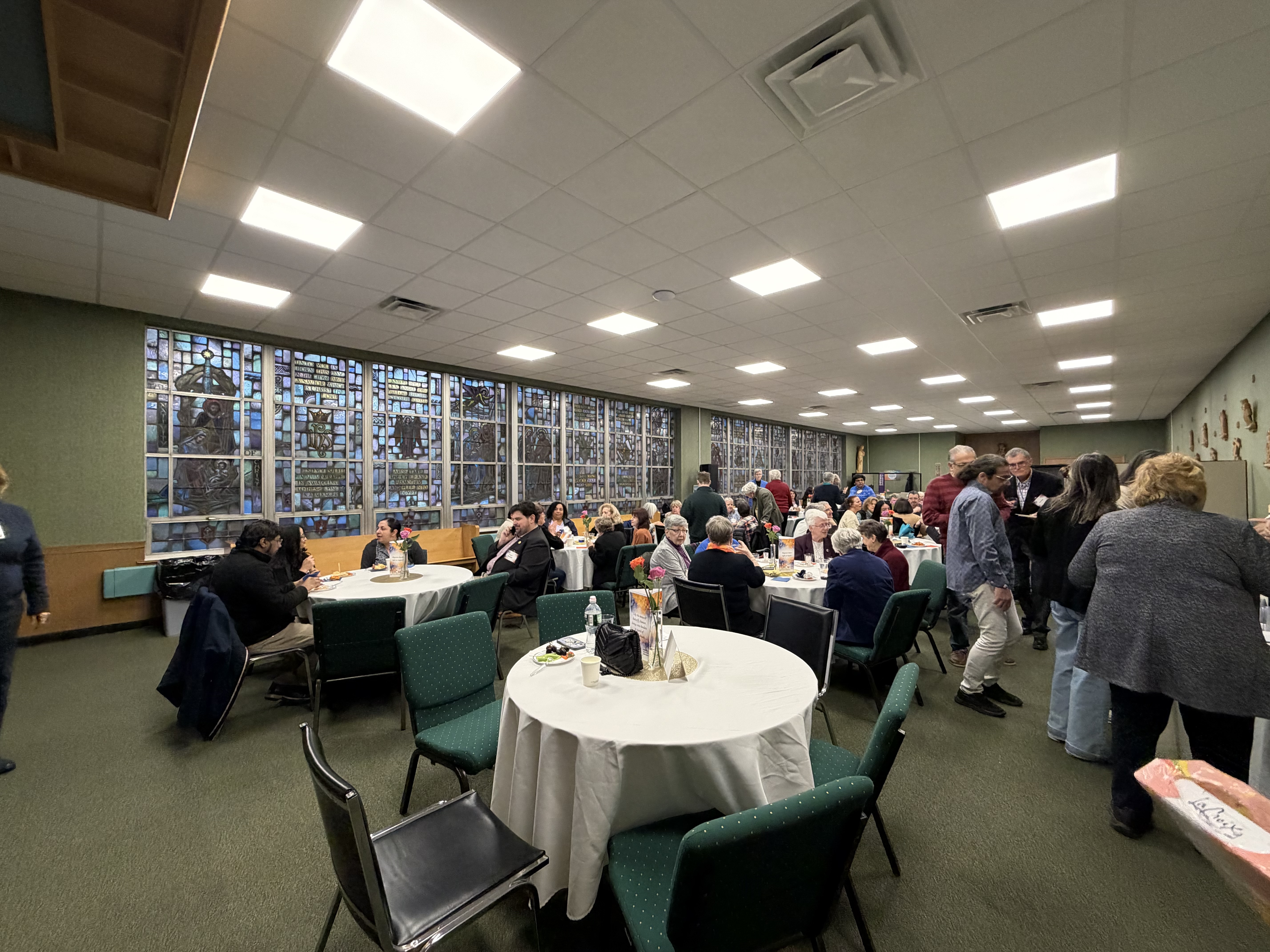 A room full of attendees at the LIIC fundraiser.